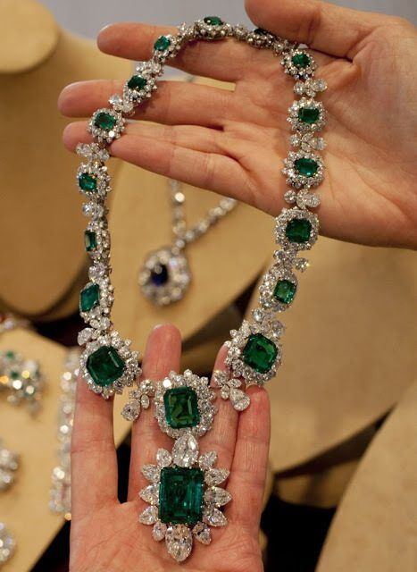 Elizabeth taylor bulgari emerald necklace discount