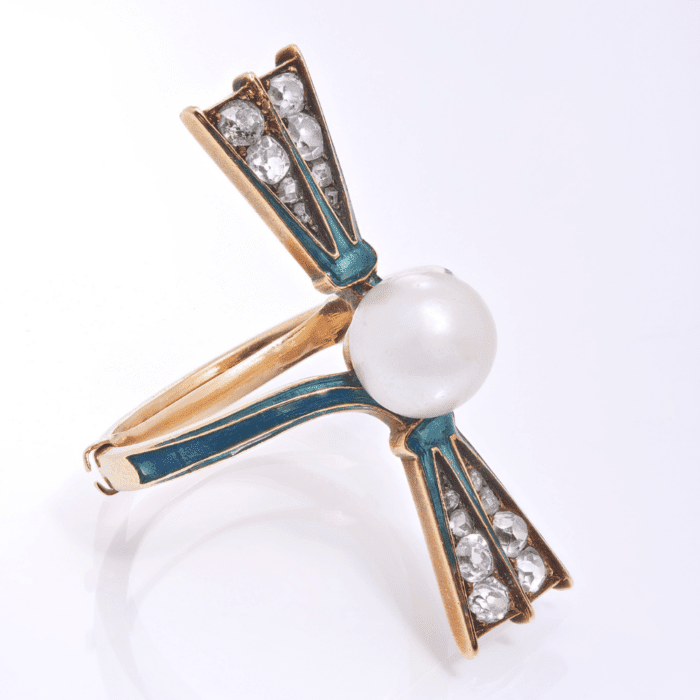 René Lalique ring, c. 1910, natural pearl, diamonds, enamel, yellow gold. Private collection. Paris, City of Pearls exhibition.