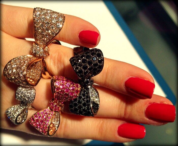 A handful of glorious gold, diamond, and gemstone bow rings by Mimi So. Pictured: diamonds, black diamonds, sapphires, and pink sapphires. Via Diamonds in the Library. A handful of glorious gold, diamond, and gemstone bow rings by Mimi So. Pictured: diamonds, black diamonds, sapphires, and pink sapphires. Via Diamonds in the Library.
