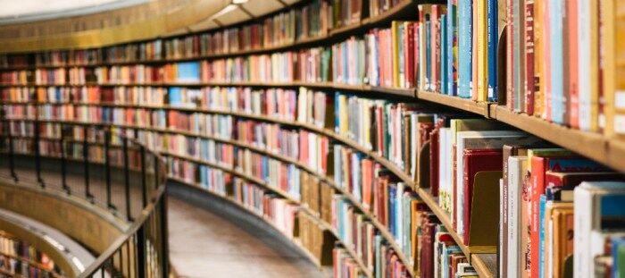 What I'm reading. Photo of bookshelfes by Susan Yin on Unsplash