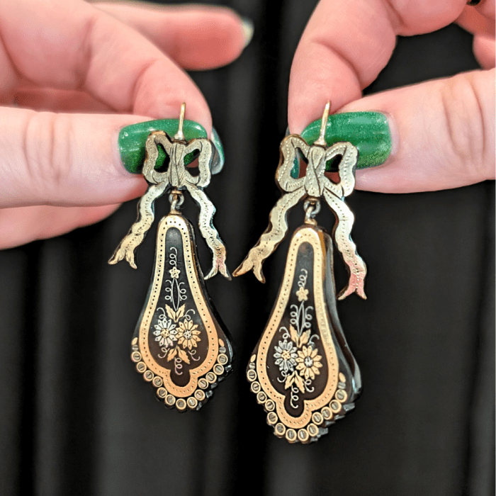 Beautiful bow motif tortoiseshell pique earrings with gold. Seen at Spare Room Antiques during Spring NYCJAOS 2026.